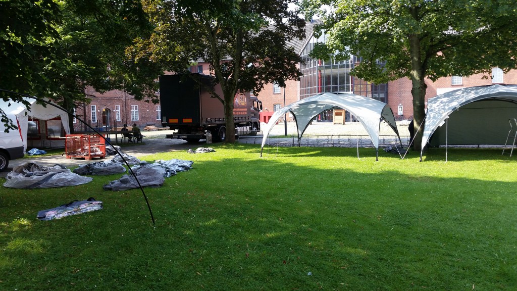 Weitere Zelte werden aufgebaut